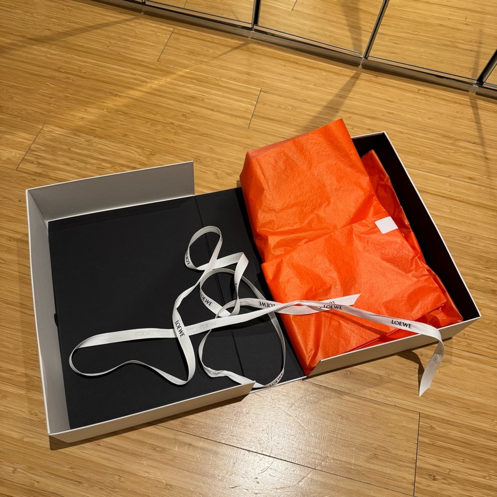 Loewe Box with Ribbon - Picture 2 of 3